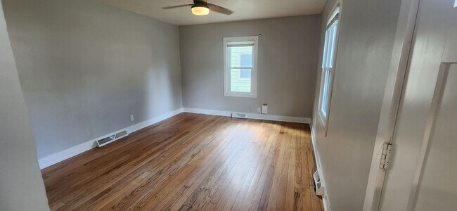 Building Photo - 2 Bed 1 Bath Home