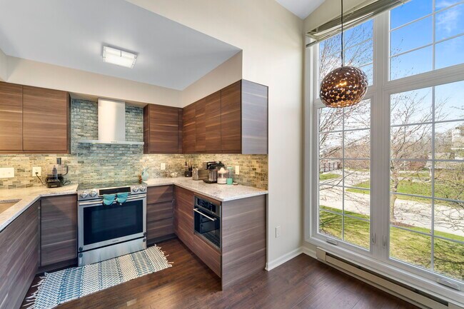 Building Photo - 8863 Westlake Dr