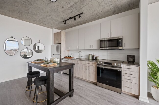 Building Photo - 468 W Chicago Ave