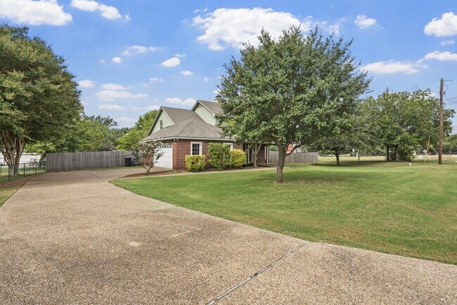 Building Photo - 1694 McLennan Crossing Rd