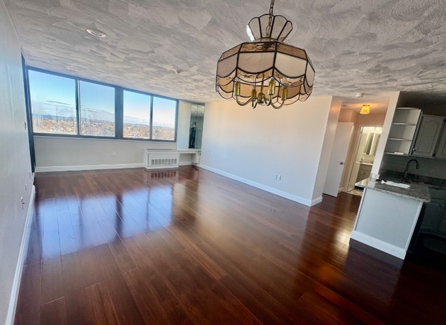 Building Photo - 77 Adams St