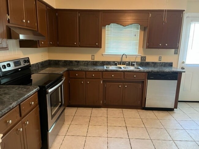 Building Photo - Spacious 3bedroom/2 bathroom home