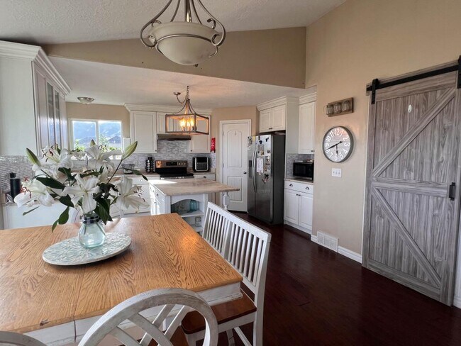 Building Photo - 2959 W Rim Rock Dr