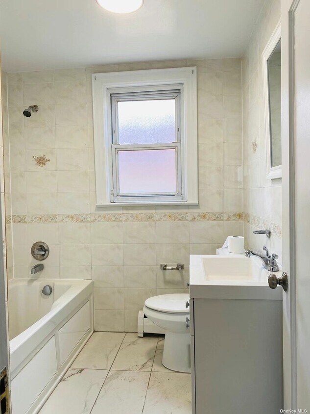 Foto del edificio - 243-11 Thornhill Ave