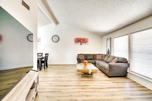 Foto del edificio - 864 E Eldorado Ln