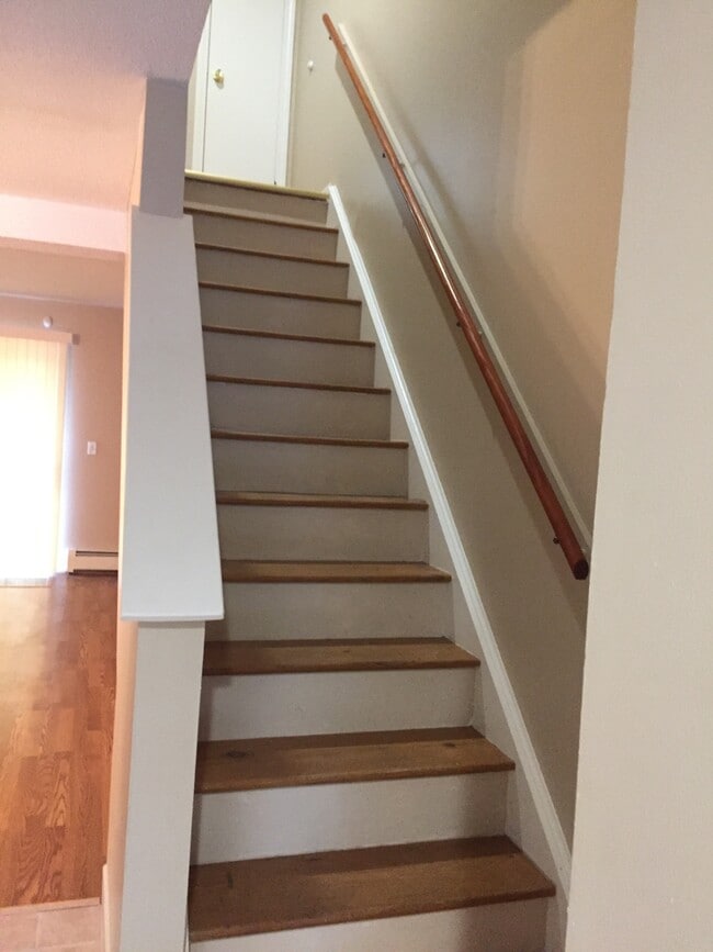 escaleras para subir - 1417 Quinnipiac Ave