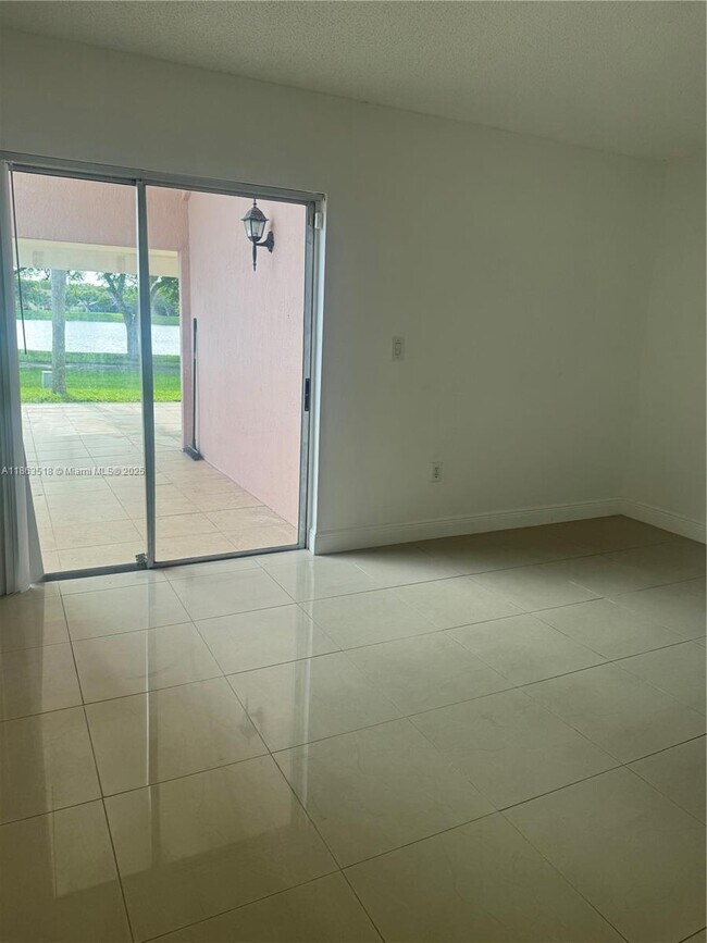 Foto del edificio - 14570 SW 145th Pl