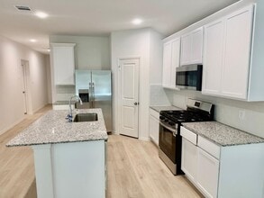 Building Photo - 4922 Oakwood Dr