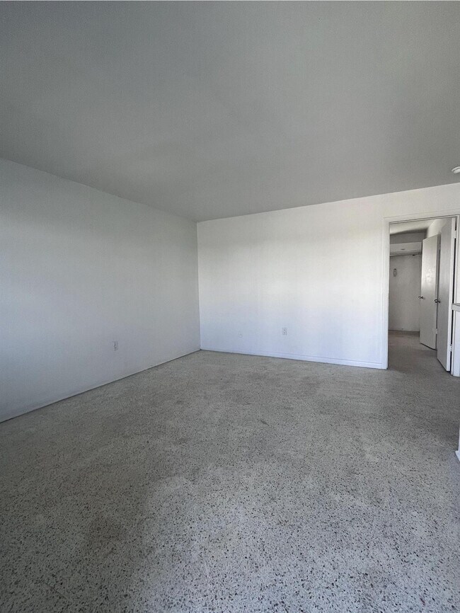 Foto del edificio - 598 Douglas Rd