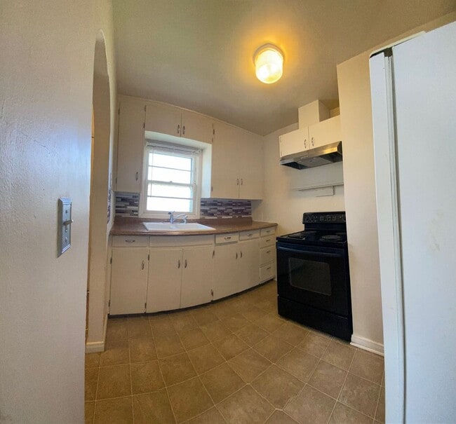 Building Photo - Duplex With Lots Of Room