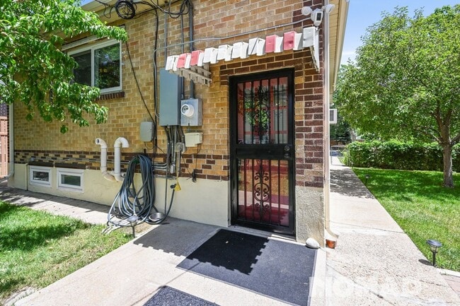 Building Photo - 4885 Stuart St