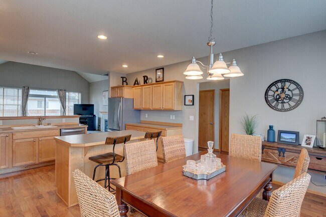 Foto del edificio - Modern 3 Bed 2 Bath Corner Home ** First M...