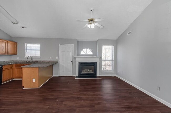 Building Photo - Spacious Home in Prime Location
