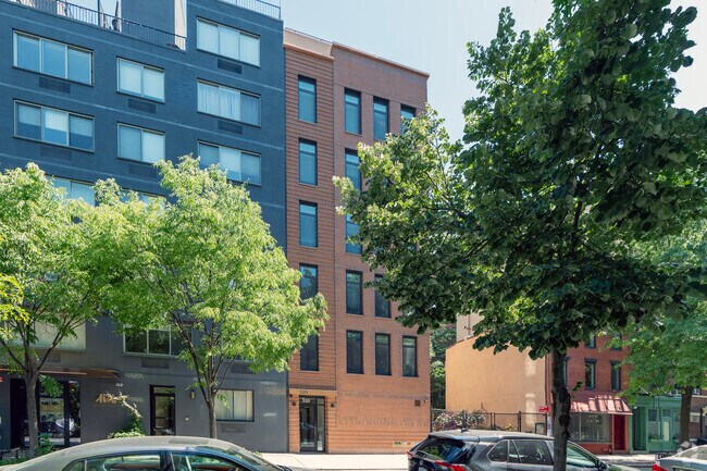 Building Photo - 535 E 12th St