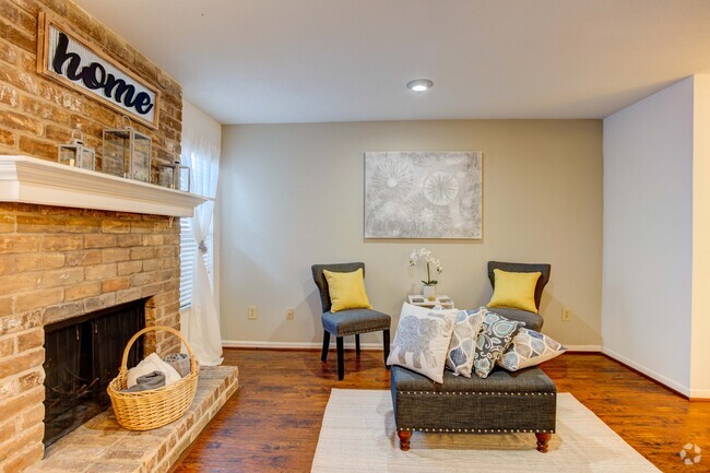 Sitting Area - Woodway Garden Townhomes