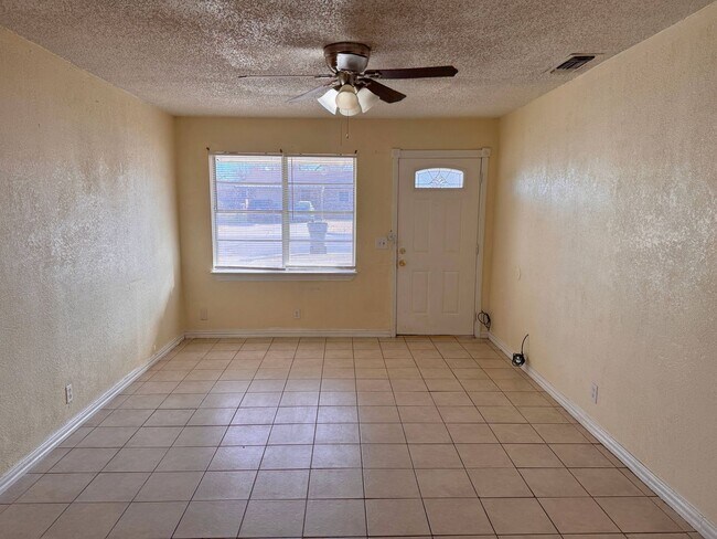 Building Photo - 3 Bed 1.5 Bath In City View