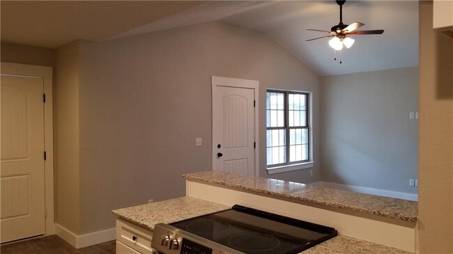 Building Photo - 445 Oakwoods Dr