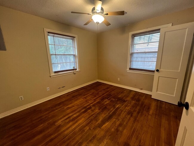 Building Photo - 3 Bedroom Home Close to Campus