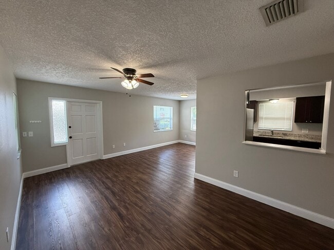 Building Photo - 2 Bed/1 Bath - Unit 8