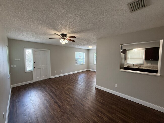 Foto del edificio - 2 Bed/1 Bath - Unit 8
