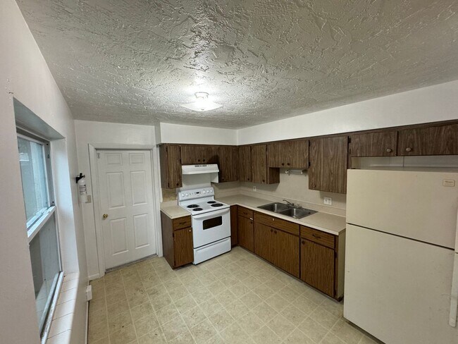 Building Photo - EARLm Duplex 5005 19th St W Bradenton