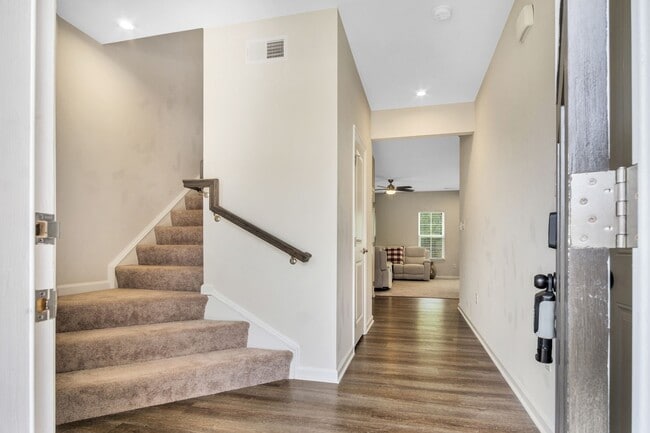 Foto del edificio - Fully Furnished 3 Bedroom 2.5 Bath Townhom...