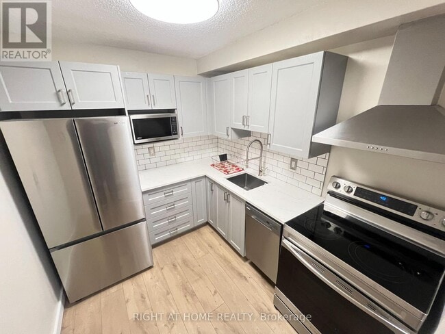 Building Photo - 505 St. Laurent Blvd