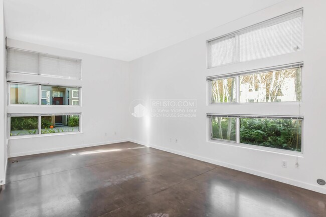 Building Photo - 10 Moss Ln
