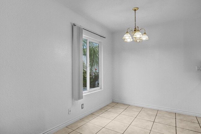 Foto del edificio - Upstairs 1 Bedroom Condo w/ Parking - Fresh Paint & Carpet!
