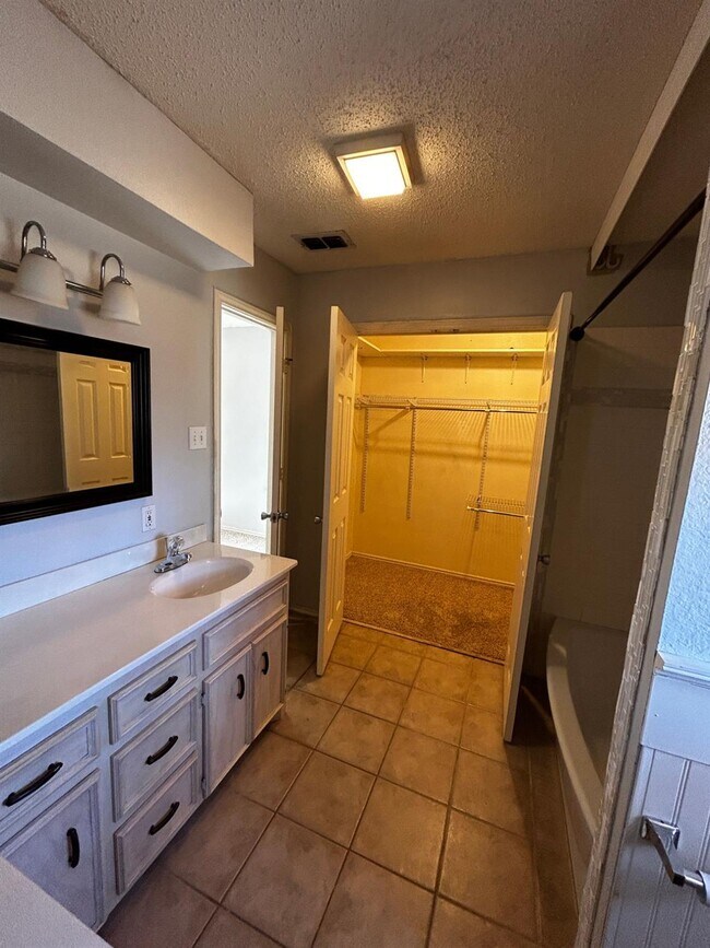 Foto del edificio - 5702 96th St