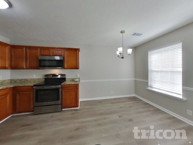 Foto del edificio - 996 Tom Hailey Blvd