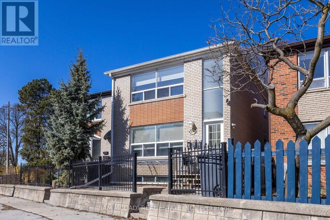 Photo du bâtiment - 376 Lakeshore Rd W