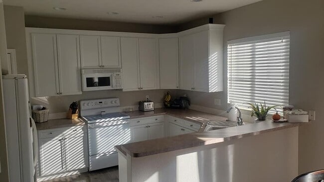 Building Photo - 3 Bedroom Home in desirable Meadows Neighborhood- Community Pool Access at the Grange!