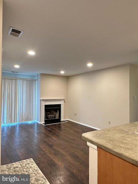 Building Photo - 243 Barclay Ct