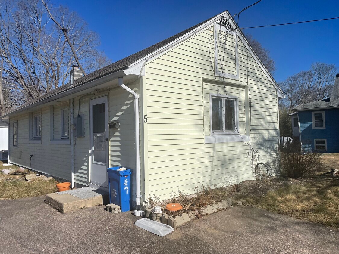 52 Maple St Unit 5, Pawcatuck, CT 06379 Apartments in Pawcatuck, CT