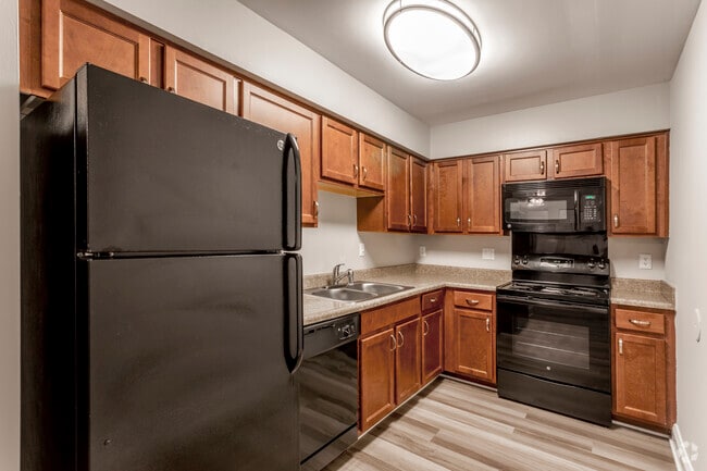 1 BR, 1 BA - 792 SF - Poplar Glen