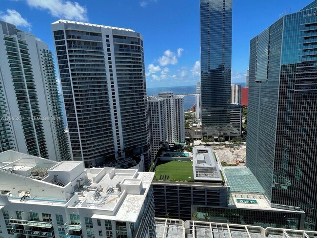 Building Photo - 1200 Brickell Bay Dr