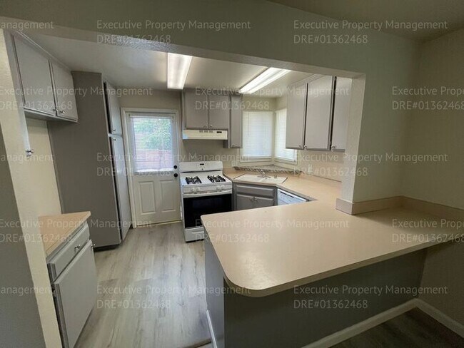 Foto del edificio - 3 bedroom/ 1 bathroom house located near Airport Dr/ Norris Rd