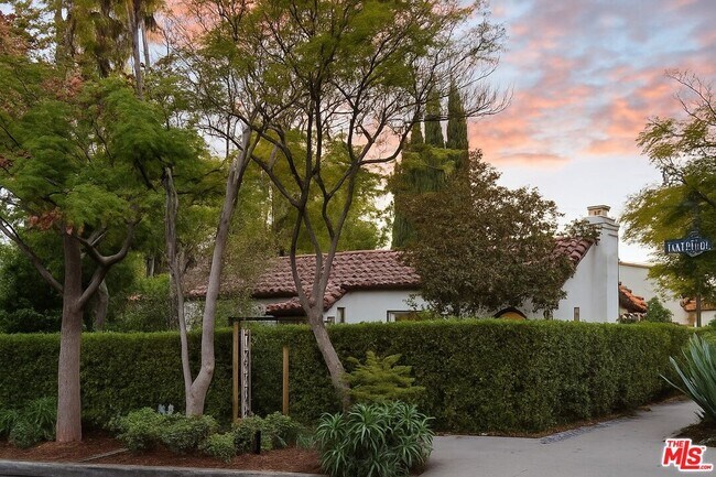 Foto del edificio - 951 N Martel Ave