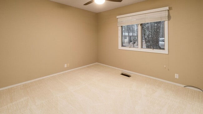 Building Photo - Charming 3 bedroom, 2 bath home with a woo...
