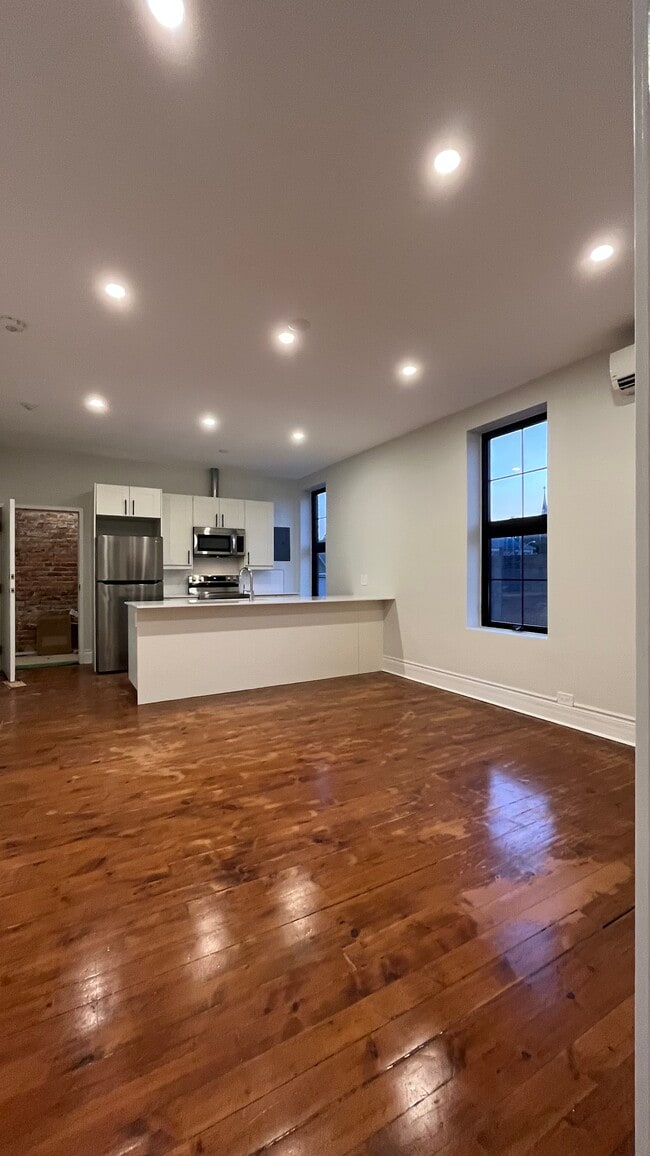Building Photo - 2 Bedroom Loft Apartment - Historic Fireha...