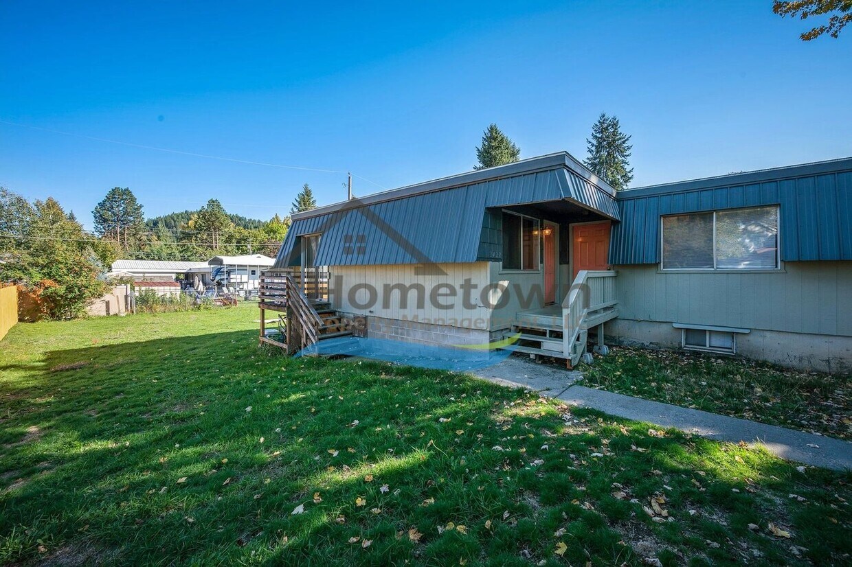 Primary Photo - Large 3 Bedroom 2 Bathroom Home with Cover...