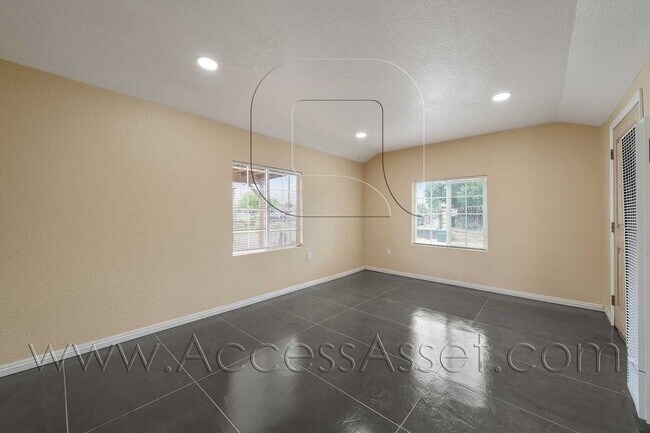 Building Photo - Western Style 3 Bed/1 Bath Home In San Ber...