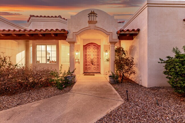 Casa Catalina Foothills de 4 dormitorios y 4 baños ubicada en el prestigioso Canyon Ridge. ¡VISTAS de 270 grados! - 4667 N Rocky Crest Plz