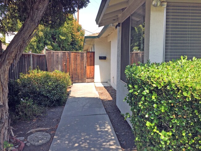 Building Photo - 1370 Montecito Ave