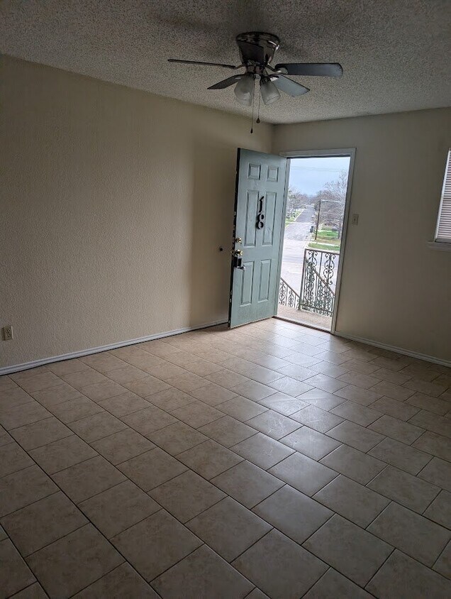 Building Photo - 505 Hackberry St