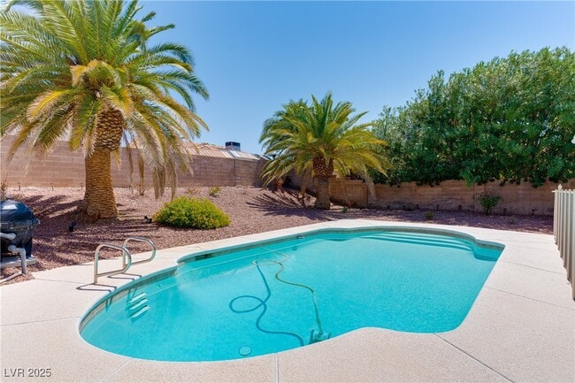 Building Photo - 20 Fantasia Ln