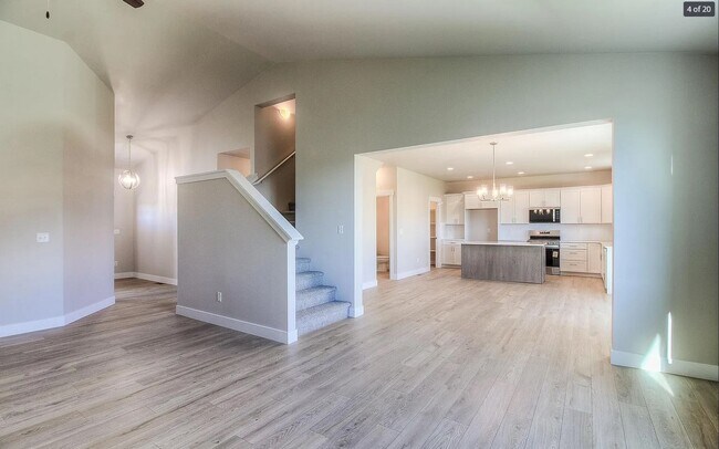 Foto del edificio - Beautiful, Newly-Built Home with Office