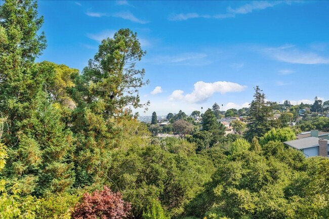 Foto del edificio - Private Belmont Home | 3 Bed | 3 Bath | 2,272 Sq. Ft.