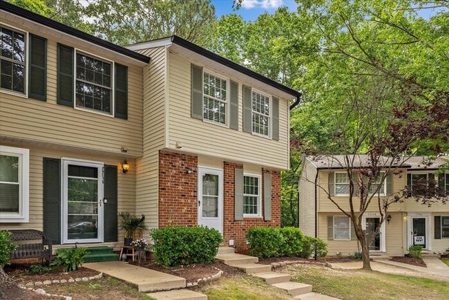 Building Photo - Beautifully Renovated Townhome For Rent In...